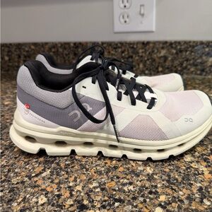 On cloud cloudrunner  ladies, size 8 tennis shoes